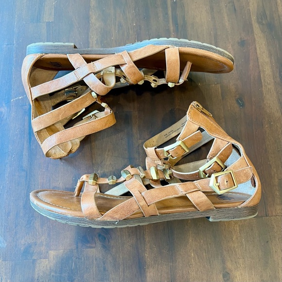 Sofft “Rio” Studded Leather Gladiator Sandals - Picture 9 of 10